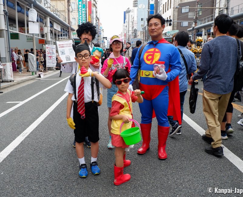 Nipponbashi Street Festa (Osaka), Family dressed in Dr. Slump's characters Nipponbashi Street Festa (Osaka), Family dressed in Dr. Slump's characters