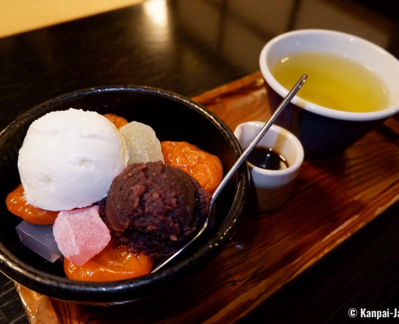 Takemura kissaten (Kanda, Tokyo), Cream anmitsu served with brown sugar and a cup of tea