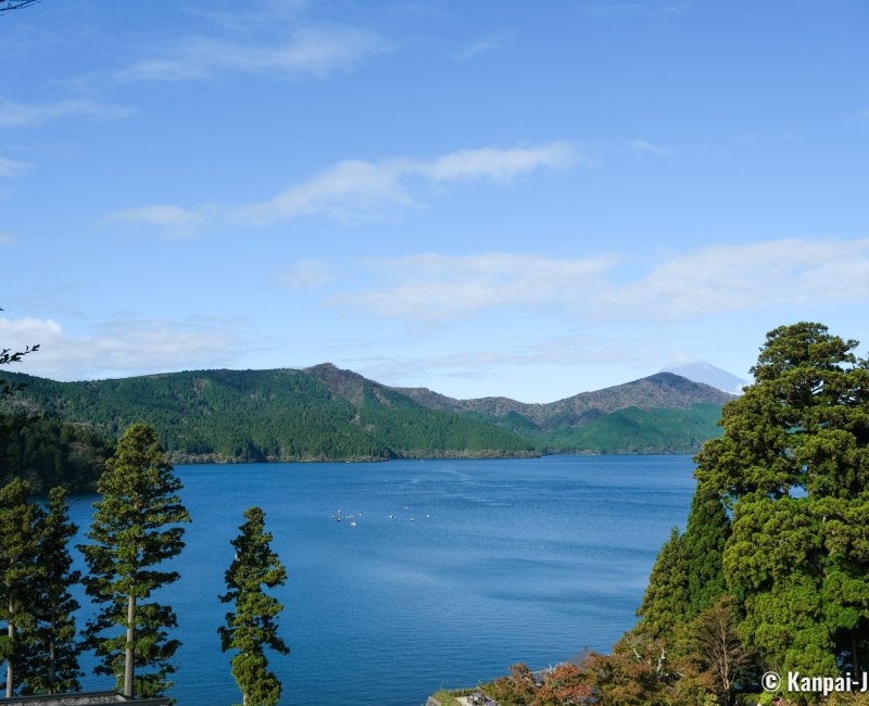 Mototsumiya-jinja (Hakone), View on Lake Ashi and Mount Fuji in the background