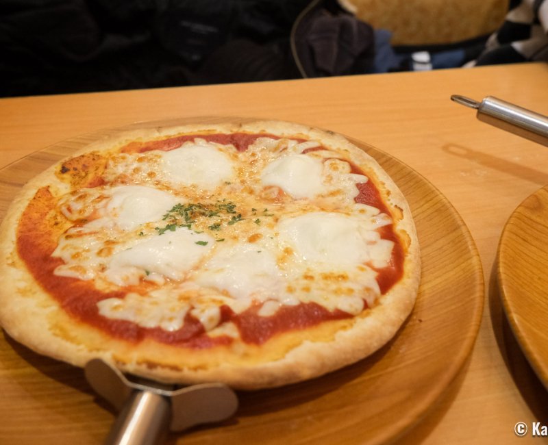 Saizeriya Ikebukuro 60F Dori No.2 (Higashi-Ikebukuro, Tokyo), Mozarella pizza Saizeriya Ikebukuro 60F Dori No.2 (Higashi-Ikebukuro, Tokyo), Mozarella pizza