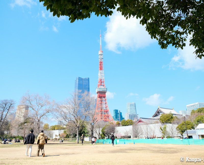 Shiba Park (Tokyo), Panoramic view on the lawns with a view on the Tokyo Tower and Zojo-ji temple 2