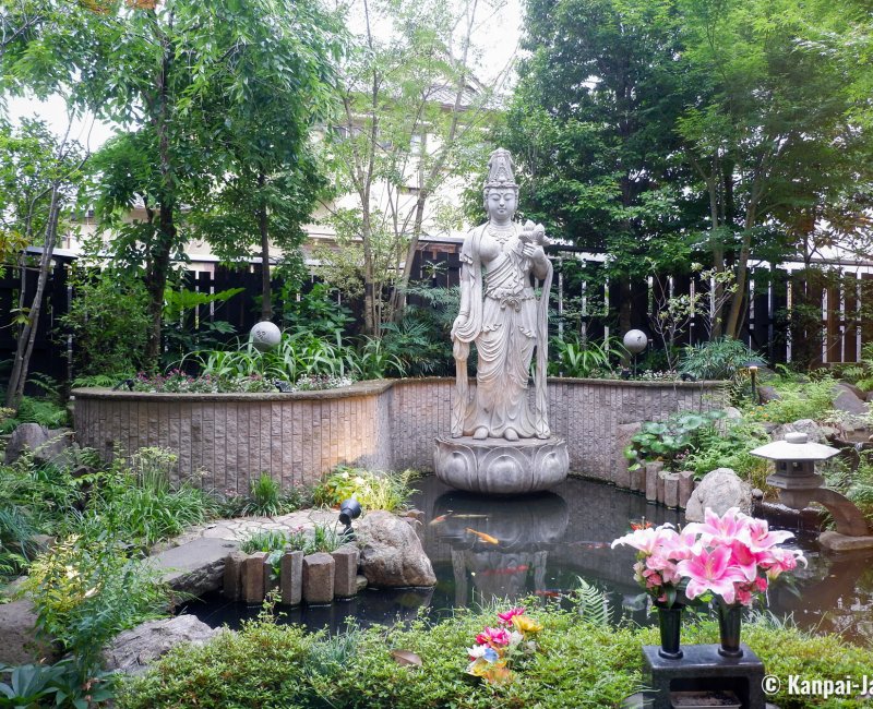 Azabu-Juban (Tokyo), Japanese garden of Yumemido Ossuary in Moto-Azabu Azabu-Juban (Tokyo), Japanese garden of Yumemido Ossuary in Moto-Azabu