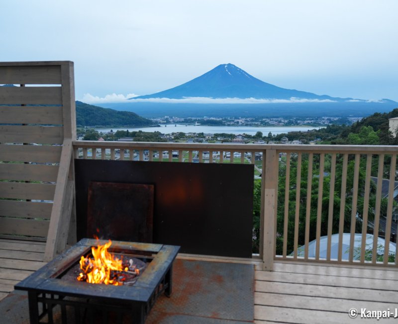 Mt.Fuji Glamping Terrace MINENOHANA (Kawaguchiko), Fireplace with a view on Mount Fuji