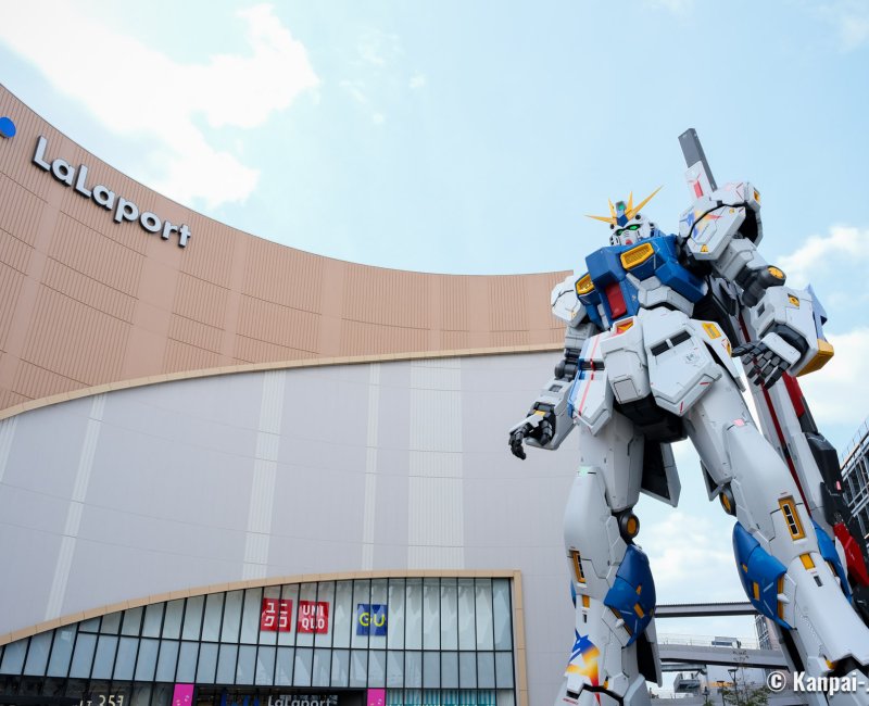 LaLaport Fukuoka, RX-93ff ν (Nu) Gundam statue at the entrance of the shopping mall LaLaport Fukuoka, RX-93ff ν (Nu) Gundam statue at the entrance of the shopping mall