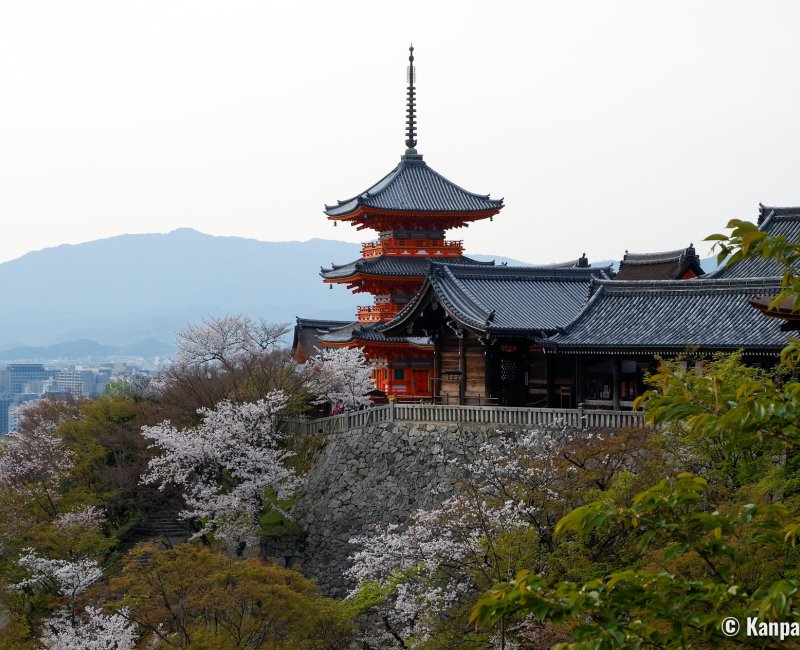 Kyoto, View on the city and the Sanjunoto pagoda from Kiyomizu-dera temple's grounds Kyoto, View on the city and the Sanjunoto pagoda from Kiyomizu-dera temple's grounds