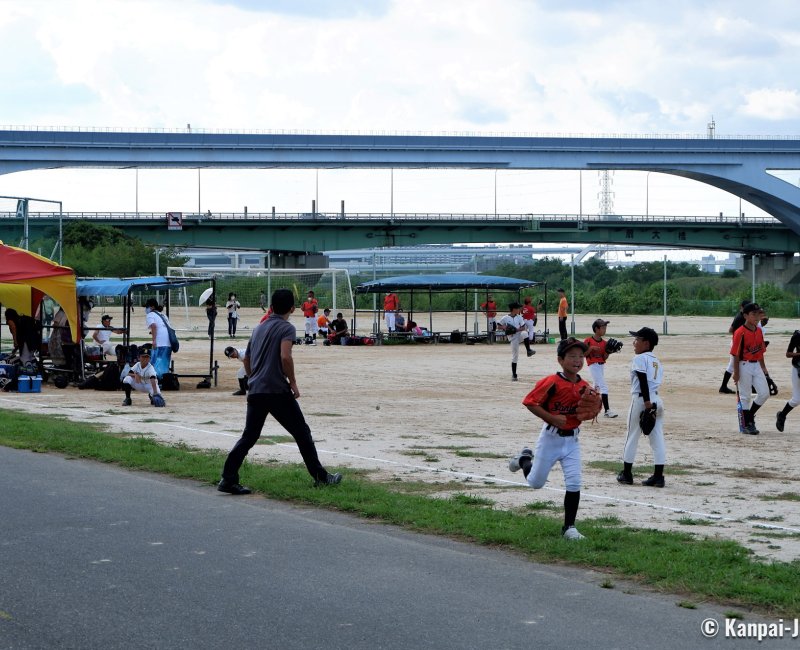 Arakawa Dote river bank (Tokyo), Young boys training for baseball Arakawa Dote river bank (Tokyo), Young boys training for baseball