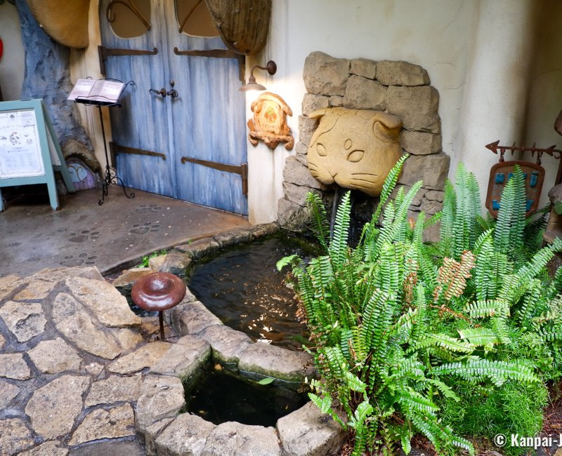 Kichijoji Petit Mura (Tokyo), Fountain decorated with a cat face in the garden Kichijoji Petit Mura (Tokyo), Fountain decorated with a cat face in the garden