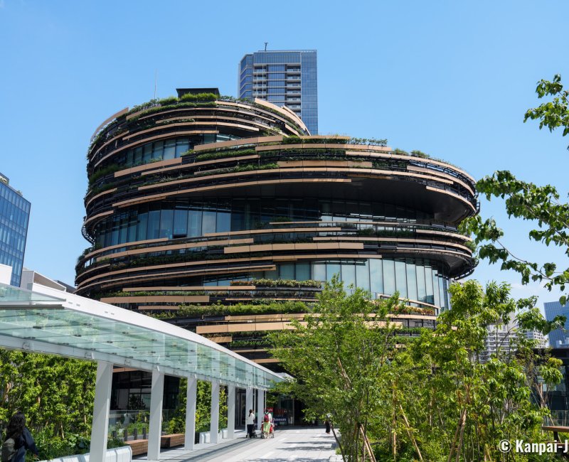 MoN Takanawa (Tokyo), Overview of the museum's outside and its wood and glass façade MoN Takanawa (Tokyo), Overview of the museum's outside and its wood and glass façade