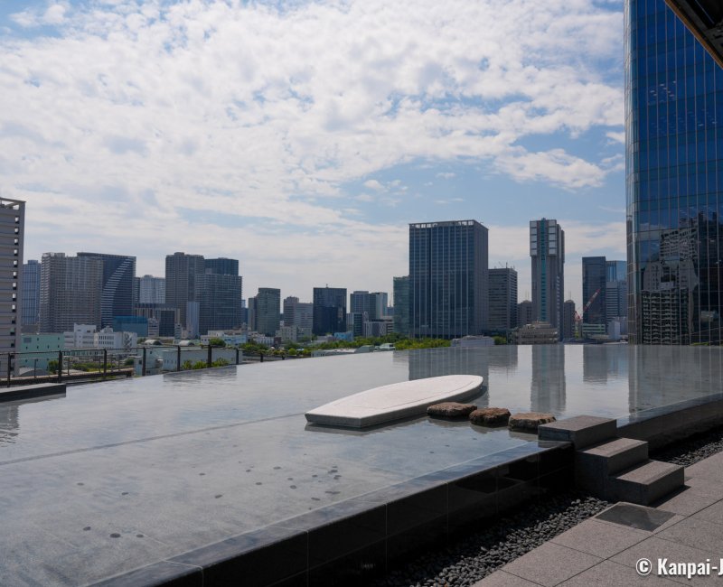 MoN Takanawa (Tokyo), Tsukimi Terrace pond at the 6F floor of the museum MoN Takanawa (Tokyo), Tsukimi Terrace pond at the 6F floor of the museum