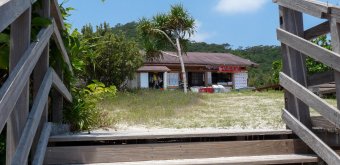 Zamami Island (Okinawa), Shop and eatery by the beach