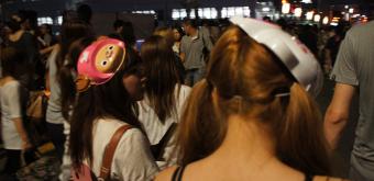 Tenjin Matsuri in Osaka, Festival goers in the street 2