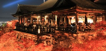 Kiyomizu-dera (Kyoto), Night view on the main pavilion during the Koyo season