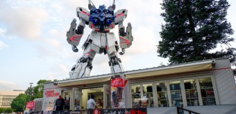 Life-sized RX-0 Unicorn Gundam statue 6