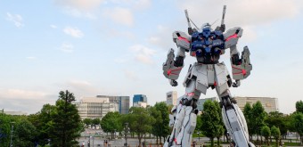 Life-sized RX-0 Unicorn Gundam statue 7