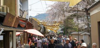 Yoshinoyama, Shops and eateries crowded in spring