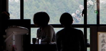 Yoshinoyama, Restaurant with a view on the cherry blossoms in spring