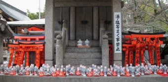 Fushimi Inari Taisha (Kyoto), Altar with torii gates and numerous Kitsune fox statues