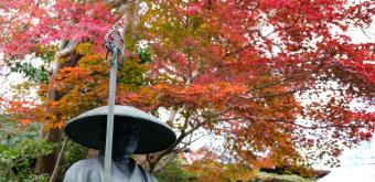 Yoshimine-dera (Kyoto), statue and beautiful maple trees in autumn