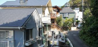 Hayama, Residential street in the heights of the city
