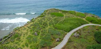 Higashi-Hennazaki Cape (Miyako-jima), View on the walking trail at the south-eastern end of the island from the lighthouse