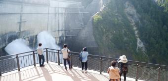 Kurobe Dam, Observation platform on the spillways