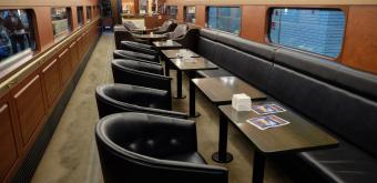 Blue Symphony (Kintetsu), Lounge area in the restaurant car in the middle of the train 