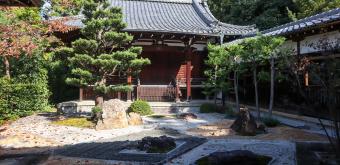 Shinnyo-do (Shinshogokuraku-ji), View on the garden Zuien no niwa inside the grounds
