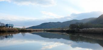 Genbudo Park (Kinosaki),View on the pond and the surrounding mountains in winter 2