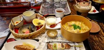 Restaurant Akita Hinai-Ya in Odate, Oyakodon served in a Magewappa bowl