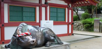 Dazaifu Tenman-gu (Fukuoka), Statue of the Shingyu ox, messenger of Tenjin