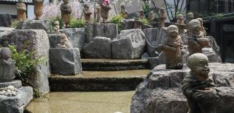 Rokkaku-do (Kyoto), Monks statues surrounding the waterfall