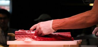 Kuroshio Market in Marina City (Wakayama), Red tuna cutting performance