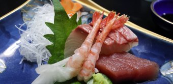 Chikuden Saryo (Takeda, Oita), Serving of shrimps, white fish and tuna sashimi