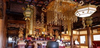 Ryuko-ji (Enoshima), Praying altar and Buddhist decorations