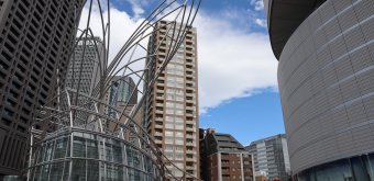 Osaka Science Museum, Outside view of the museum and of the National Museum of Art