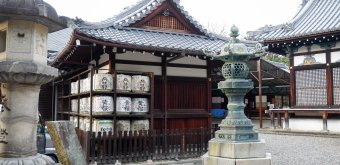 Gokonomiya-jinja (Kyoto), Sake offering in the shrine's grounds