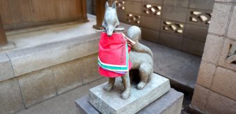 Oji (Tokyo), Kitsune fox statue at Oji Inari-jinja shrine