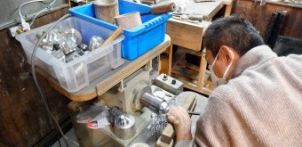 Seikado (Kyoto), Crafstamn showing how to work pewter objects 2