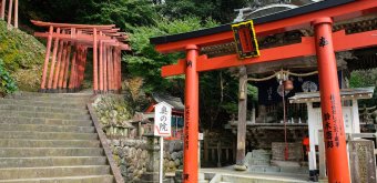 Yutoku Inari-jinja (Kashima, Saga), Myobu shrine and red torii gates on the mountainside