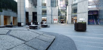 Caretta Shiodome (Tokyo), Entrance of the shopping center and turtle-shaped fountain