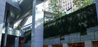 Caretta Shiodome (Tokyo), Entrance of the shopping center and turtle shaped fountain 2