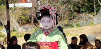 Geiko and Maiko offering matcha tea on February 25 at Kitano Tenmangu (Kyoto)