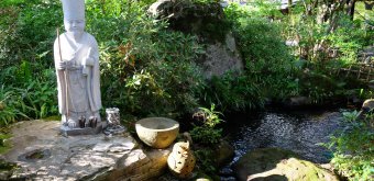 Yamabiko Ryokan (Kurokawa Onsen), Lucky God statue in the inn's inner garden