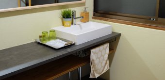 La toile (Mitoyo, Shikoku), Partial view of the bathroom