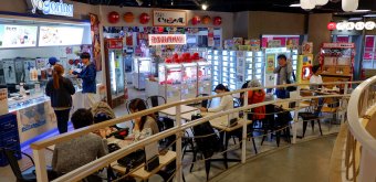 Odaiba Takoyaki Museum (Tokyo), View on the food court and its various shops 4
