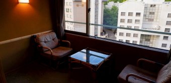 Yamatoya Honten (Matsuyama), Enclosed balcony in the Japanese room with a view on the street