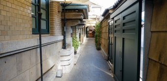 Marufukuro Hotel (Kyoto), View on the alley connecting the 4 buildings