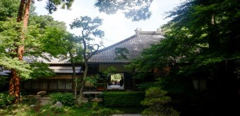 Meigetsu-in (Kamakura), The round Window of Enlightenment viewed from the temple's inner garden