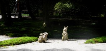 Meigetsu-in (Kamakura), Statues of rabbits symbolizing the moon in the temple's inner garden