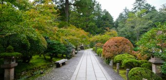 Nata-dera (Ishikawa), Paved walkway of the temple at the beginning of autumn
